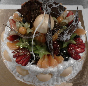 Праздничный торт оформление фруктово-ягодный со сливками, белым и темным шоколадом